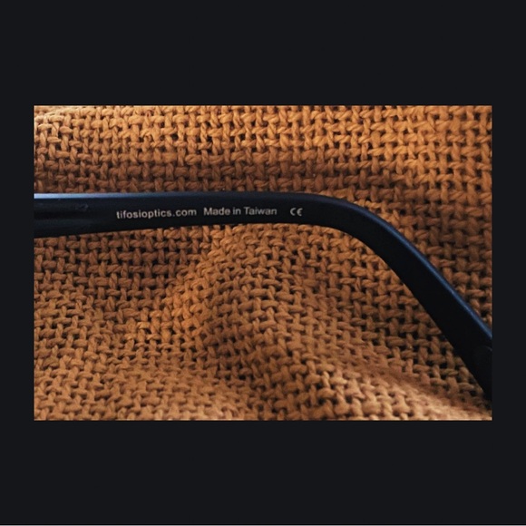 SUNGLASSES Tifosi Hagen Matte Black/Smoke Lense Unisex Never worn Polarized - Picture 8 of 8